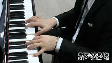 世博首设残疾人馆 盲人孙岩钢琴家展示“生命阳光”