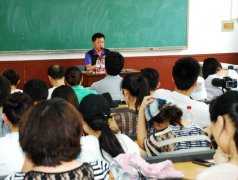 <b>中央戏剧学院邀著名导演赵宝刚莅临讲座</b>