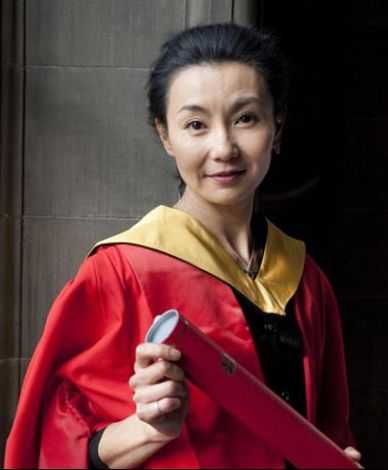 张曼玉获爱丁堡大学荣誉博士学位  清秀亮相微笑