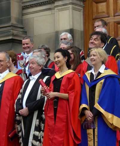 张曼玉获爱丁堡大学荣誉博士学位  清秀亮相微笑