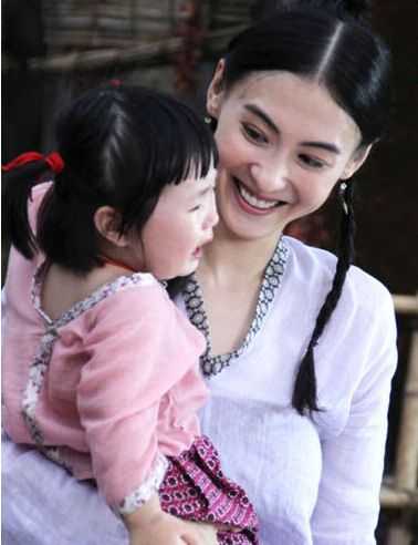 张柏芝抱3岁宝宝尽显母爱 《河东狮吼2》片场照