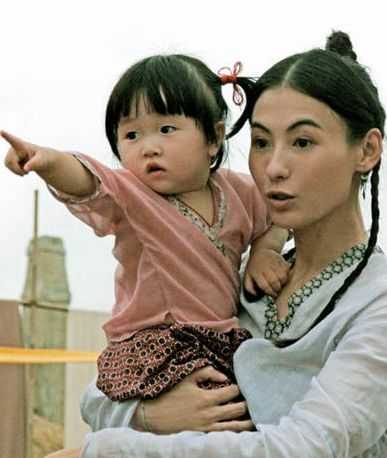 张柏芝抱3岁宝宝尽显母爱 《河东狮吼2》片场照