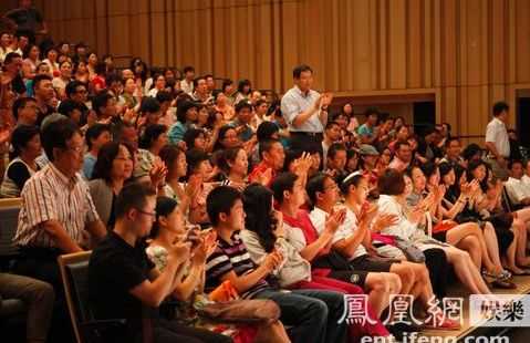 《卡卡的站台》国家大剧院首演 江一燕柯蓝捧场